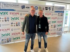 Tor Johan Pedersen (t.v) og Magnus Karlsson i Escape Travel er svært fornøyde over å fortsette det gode samarbeidet med Norsk Toppfotball.