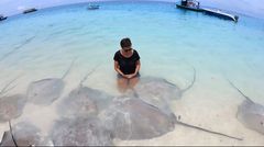 Omgitt av rokker i vannkanten.