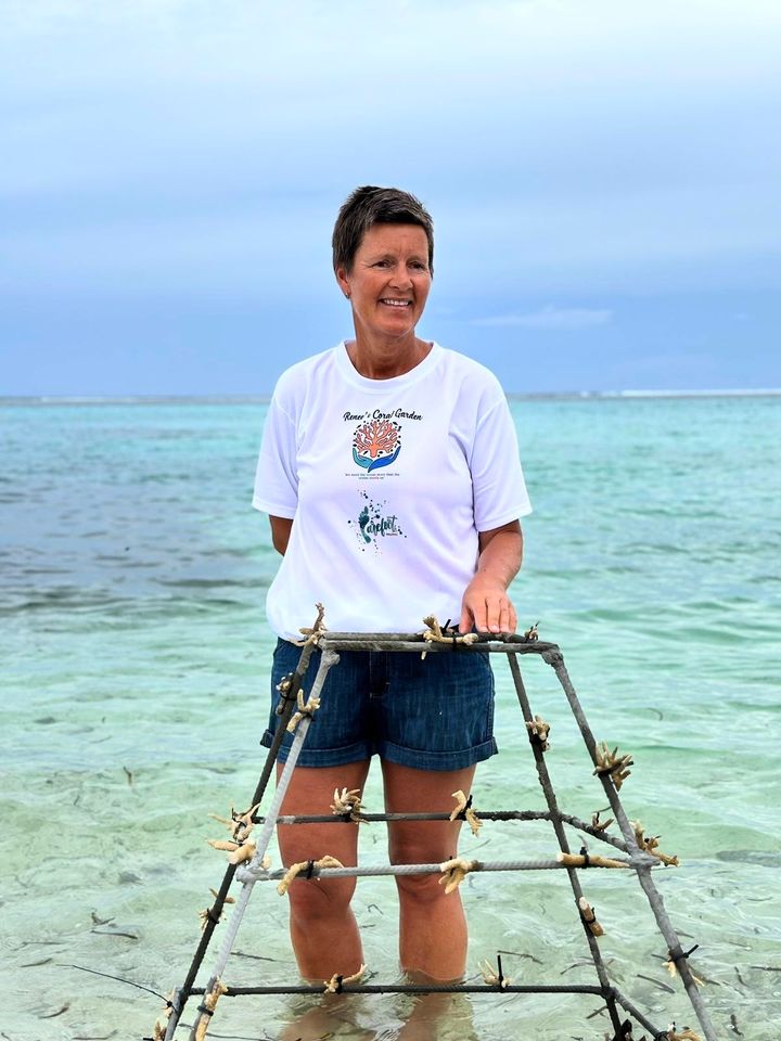 Dame%20st%E5r%20i%20strandkanten%20med%20korallramme.