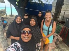 Selfie med fem muslimske kvinner med hijab og en europeisk kvinne.