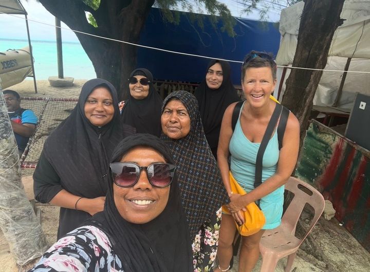 Selfie%20med%20fem%20muslimske%20kvinner%20med%20hijab%20og%20en%20europeisk%20kvinne.