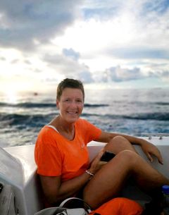 Portrett av kvinne i båt.