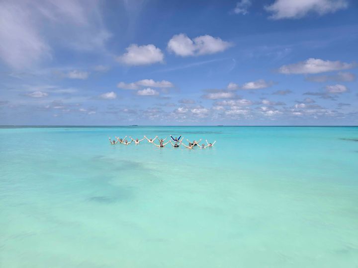 Gruppe%20mennesker%20ute%20i%20havet%20p%E5%20tropisk%20strand.