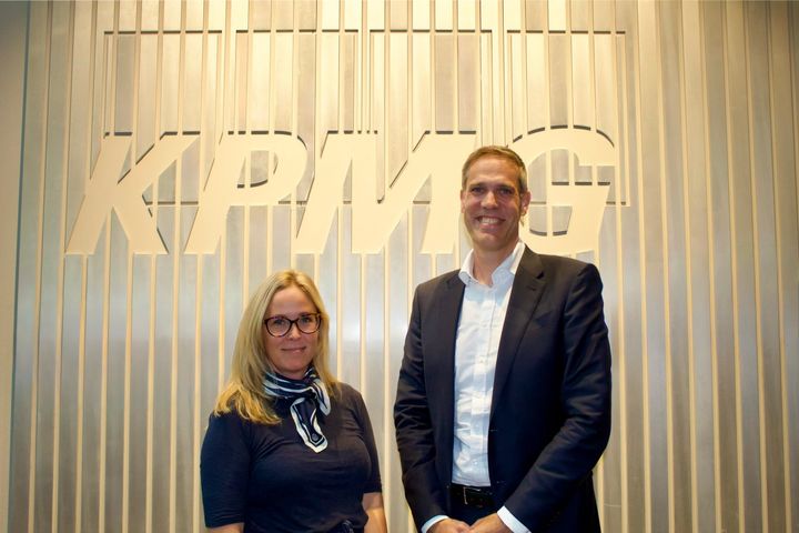 KPMG Norge og Omny inngår nå et strategisk partnerskap for å hjelpe industrielle aktører med å forstå egne systemer bedre, prioritere de mest kritiske risikoene og styrke robustheten i driften. Marianne Aas, partner i KPMG Norge Cybersecurity, og Thomas Fetten, administrerende direktør i Omny.