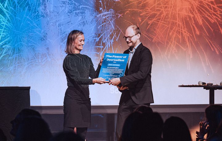 PRISVINNER: Konsernsjef Siv Juvik Tveitnes i Schibsted Media deler ut prisen for beste samarbeid til Halvard Alvheim Vegum for arbeidet med Bergens Tidendes BreakingBot under The Power of Journalism Awards.