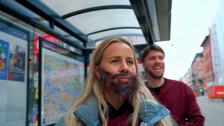 UVANT POSITUR: Tidligere skiskytter Tiril Eckhoff med løsskjegg i Stockholms gater.