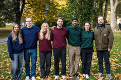 DELTAKERNE (f.v.): Amalie Olsen, Snorre Klanderud, Tiril Eckhoff, Sander Dale, Nathan Kahungu, Arianrhod Engebø og programleder Jon Martin Henriksen.
