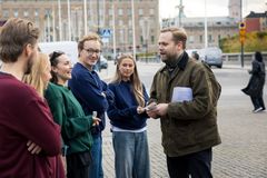 Programleder Jon Martin Henriksen orienterer deltakerne om hva som skal skje i Stockholm.