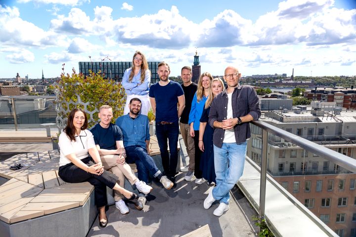 Schibsteds nye produktledelse samlet i Stockholm: CPO Espen Sundve i midten, flankert av (fra venstre) Thea Browne Gurholt, Jim Refsnes, Ludwig Krokstedt, Ebba Linde, Frode Haugland Pedersen, Moa Gårdh, Sara Gustafsson og Ola Stenberg.