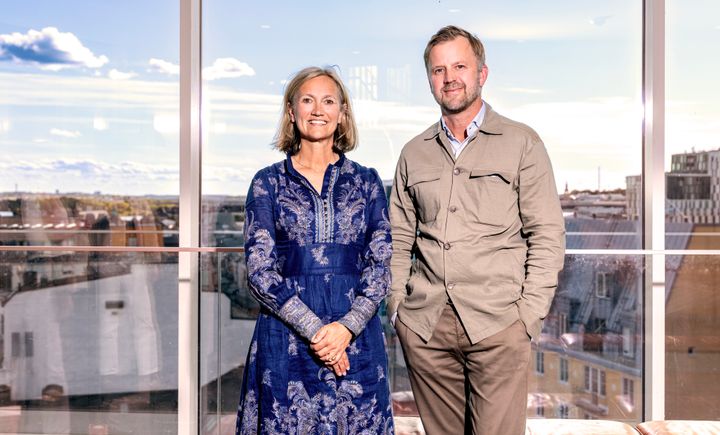 Siv Juvik Tveitnes, konsernsjef i Schibsted, og Mathias Berg, administrerende direktør i TVM. Foto: Magnus Sandberg