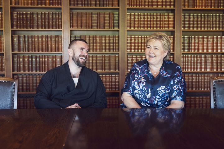 SPENTE: Erna Solberg og Stian Blipp gleder og gruer seg til direktesendingen.