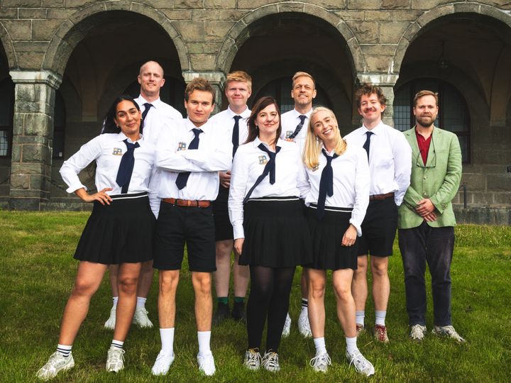 Bahare Viken, Erik Follestad, Trygve Bennetsen, Ole Baldishol, Frida Homlung, Mads Hansen, Katarina Flatland og Henrik Schatvet er elever og deltakere i «Spesialklassen». Jon Martin Henriksen er rektor og programleder.