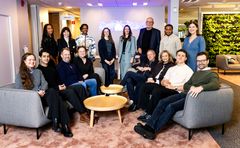 Da Schibsteds innovasjonslab IN/LAB lanserte sitt mentorprogram, møttes konsernets toppledere og unge talenter – noen ganger med over 60 års aldersforskjell – for å utforske journalistikkens framtid sammen. Resultatet: nye perspektiver, større forståelse for framtidens mediekonsumenter og uventede innsikter. Foto: IN/LAB