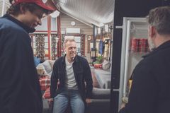 Mads Hansen mener årets sesong av Ikke lov å le på hytta er et stykke norsk TV-historie.