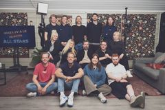 Dette er årets deltakere. Første rad fra venstre: Calle Hellevang-Larsen, Mads Hansen, Martha Leivestad, Snorre Monsson. Andre rad fra venstre: Mia Hundvin, Nora Svenningsen, Martin Beyer Olsen, Henrik Fladseth, Veslemøy Mørkrid. Tredje rad fra venstre: Christian Mikkelsen, Steinar Klouman Hallert, Morten Ramm, Lars Berrum, Vegar Tryggeseid. Ikke til stede: Martin Lepperød