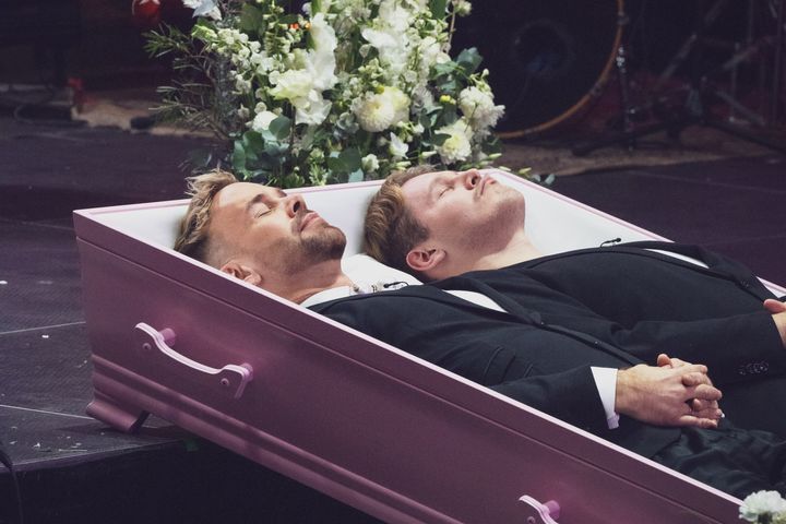 «STEDT TIL HVILE»: Morten Hegseth og Vegard Harm hadde store utfordringer med å holde masken da de lå sammen i kisten i sin egen «begravelse».