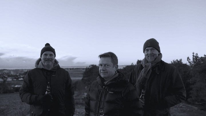 Gjengen fra «Papaya» reiser til Bjarte Tjøstheims hjemtrakter i turnéfilmen.