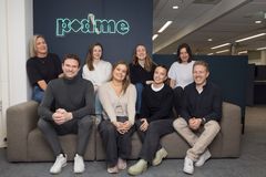 Podme-teamet er strålende fornøyde med å ha nådd en stor milepæl. Øverst f.v: Mari Hole, Marte Lossius Willumstad, Kristin Ward Heimdal, Anna Ofstad. Nederst f.v: Erik Holm-Nyvold, Helene Bjarre Solbakken, Amalie Kongsøre Beck, Mathias Thaulow Lisberg.