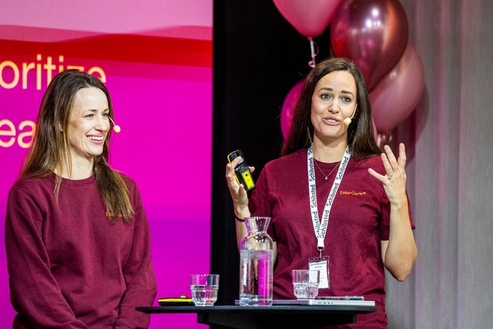 Helena Graflund Lagercrantz og Lydia Graflund, grunnleggere av EsterCare, på scenen hos Schibsted i Stockholm – og i sentrum for en satsing som skal redusere helsegapet for kvinner.