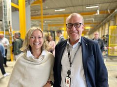 Konsernsjef i Schibsted, Siv Juvik Tveitnes og administrerende direktør i Schibsted Trykk, Bjarne Andersen, under åpningen av det nye trykkeriet i Vestby i 2023.