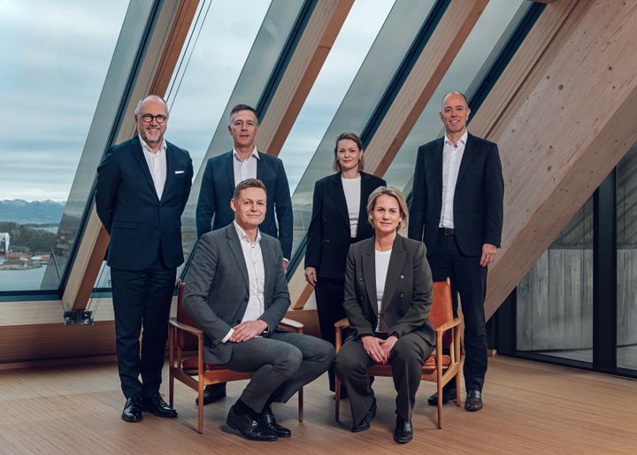 Den nye konsernledelsen i SpareBank 1 Sør-Norge. Bak fra venstre: Per Halvorsen (visekonsernsjef), Roger Lund Antonesen (konserndirektør bedriftsmarked), Ella Skjørestad (konserndirektør marked og teknologi), Eirik Børve Monsen (CFO). Framme fra venstre: Inge Reinertsen (konsernsjef), Marianne Bakke (konserndirektør personmarked).