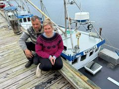 Ekteparet brevik foran sjarkene sine: "Storøy" og "Havperla".