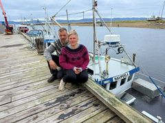 Ekteparet Tor Harry Breivik og Gun-Karoline Breivik foran foran sjarkene sine: "Storøy" og "Havperla".