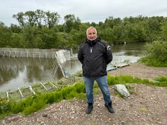 Stein Harris Olsen er forskningsleder ved Nofima og har ledet forsøksfiske med landnot i Varangerbotn. Her ved laksefella i Vesterelva.