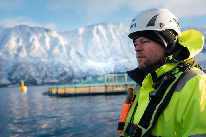 Benn-Levi Thomassen, her på ei merde i Øksfjord i Loppa kommune, setter sin lit til at forskerne klarer å finne tiltak som kan stoppe perlesnormanetene. Thomassen er er driftsansvarlig, for operative tjenester på sjø, til havbruksselskapet Grieg Seafood i Finnmark.