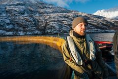 Marius Andersen, forsker ved Sitef Ocean, vokter merdene til Grieg Seafood.
