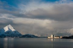 Verdens nordligste fiskefôrfabrikk, Polarfeed i Øksfjord i Vest-Finnmark, er blant selskapene som ønsker å etablere seg på nye steder i nord - men sliter med tilgang til strømnettet.