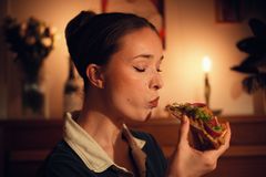 Matinfluenser Anna Folgerø fra Tromsø tester klassisk julesild. Ny forskning antyder at sild inneholder fettsyrer med potensielt stor effekt på helsen.