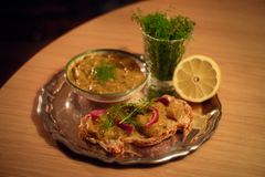 Matinfluenser Anna Folgerø har her komponert et sunt sildemåltid som kan nytes i høytiden. Du kan følge henne på Instagram:  @Anna_serverer for tips om mat- og drikke i jula.