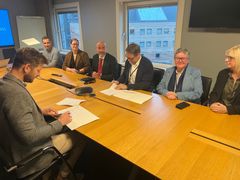 Fra venstre: Svein Halleraker, Link Arkitektur AS, Elin Halstadtrø, Reidar Christoffer Bjørnsen Wulfsberg, Christopher Simonsen og Andreas Svendsen fra Vedal Entreprenør. | Fotograf: Jan Ivar Bøe, Akershus fylkeskommune Klikk for stort bilde Signerer kontrakt for nytt bygg for Rud videregående skole: fra venstre: Lise Hagen Rebbestad, fylkesråd for utdanning og kompetanse, Anette Marie Solli, fylkesrådsleder, Christian Andvik, eiendomssjef, Tom Staahle, fylkesråd for finans og organisasjon, Marianne Carlsen og Magnus Johnsen fra eiendomsavdelingen.