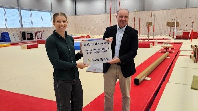 Fylkesråd Ida Lindtveit Røse sammen med ordfører i Nittedal kommune, Rune Winum. Slattumhallen i Nittedal er én av idrettshallene som får tildelt spillemidler av Akershus fylkeskommune i 2025