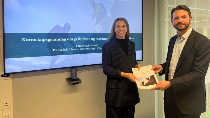 Fylkesråd Ida Lindtveit Røse får overlevert rapporten fra Per Fredrik Johnsen i Menon Economics