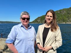 Fylkesrådsleder Anette Marie Solli og fylkesråd Solveig Schytz med Oslofjorden i bakgrunnen