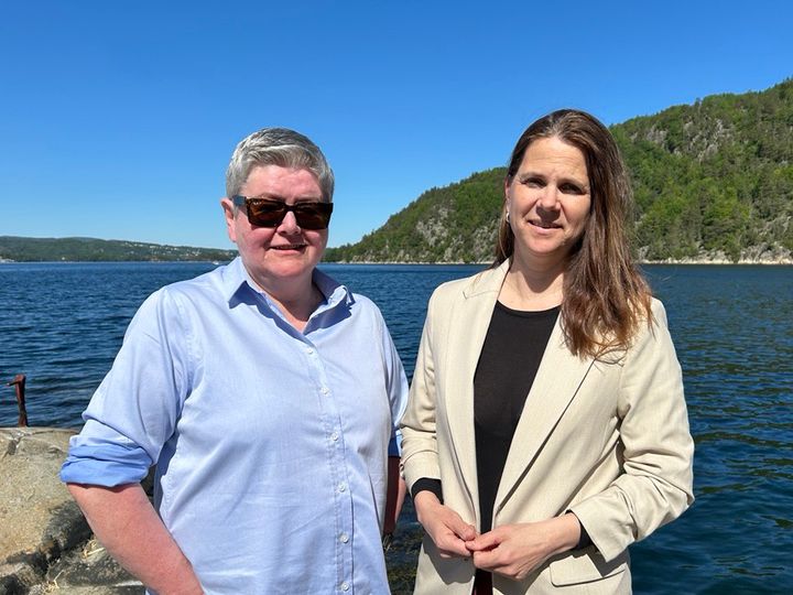 Fylkesr%E5dsleder%20Anette%20Marie%20Solli%20og%20fylkesr%E5d%20Solveig%20Schytz%20med%20Oslofjorden%20i%20bakgrunnen