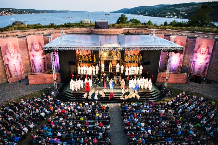 Mennesker som ser på en utdendørs operaforestilling ved Oscarsborg