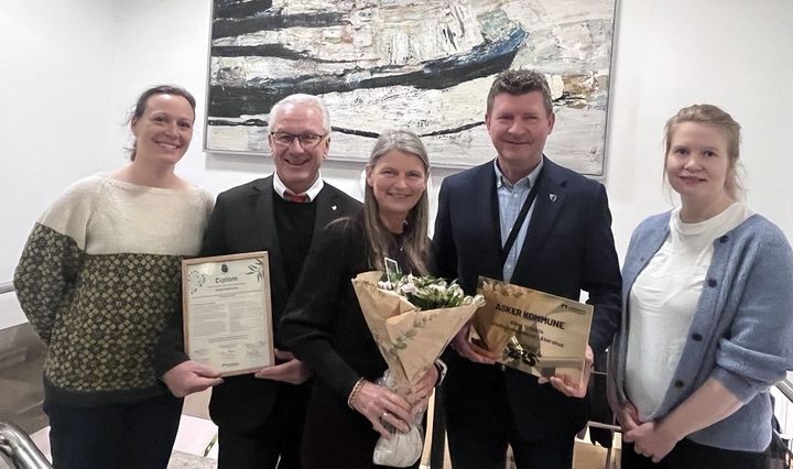 fem personer med diplom, blomst og plakett ifbm. utdeling av prisen beste friluftslivskommune i 2025