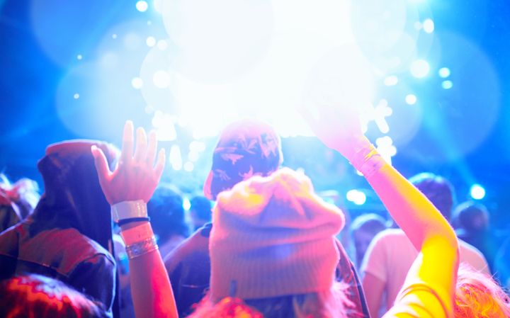 mennesker foran en konsertscene