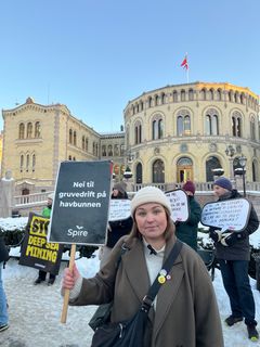 Elise Åsnes på demonstasjon 9. november 2024