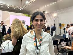 Sosen Nazim Jamil smiler foran en pressekonferanse på COP30