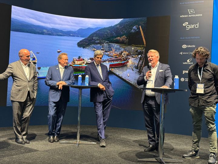 Avtalen mellom Höegh Autoliners og Nordic Circles ble annonsert under Nor-Shipping. På bildet: Jennifer Jordan (Sustainable Markets Initiative), John Kerry (tidligere amerikansk utenriksminister), Andrew Forrest, Sebjørn Dahl (COO, Höegh Autoliners) og John Jacobsen (leder i Nordic Circles og Oppsirk). Foto: Höegh Autoliners.