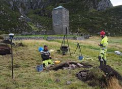 To arkeologer i arbeid foran Selja kloster.