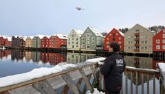 Ole Fredrik Unhammer fra NIKU flyr en drone opp fra en brygge i Nidelva for å fotografere elvefasaden på et bryggehus i Kjøpmannsgata.