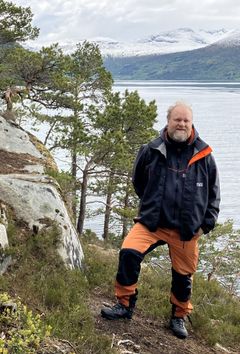 Bergkunstforsker Jan Magne Gjerde i felt på Tingvoll.