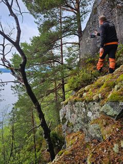 Det er ikke vanskelig å forstå at arbeidsforholdene ikke alltid er lette når man jobber med bergkunst.