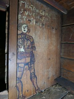 Maleri av en mann iført 1700-talls klær. Figuren er malt på innsiden av et skap i Sjøstuen, Finnegården, Bryggen i Bergen.