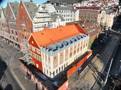 Sjøstuen og murtasken etter jekking. Bygningene sett ovenfra, i halvveis fugleperspektiv.